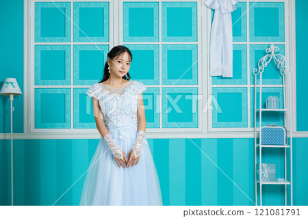 穿著裙子的年輕女子在古董背景下拍攝的肖像 穿著裙子的年輕女子在古董背景下拍攝的肖像 121081791
