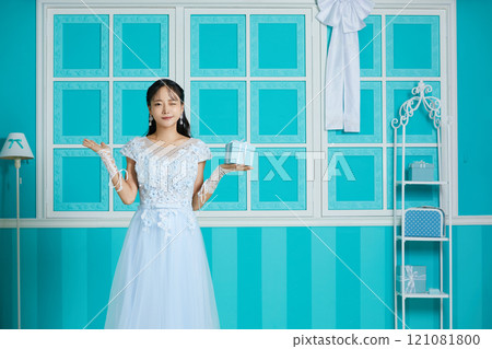 穿著裙子的年輕女子在古董背景下拍攝的肖像 121081800