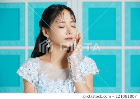穿著裙子的年輕女子在古董背景下拍攝的肖像 穿著裙子的年輕女子在古董背景下拍攝的肖像 121081807