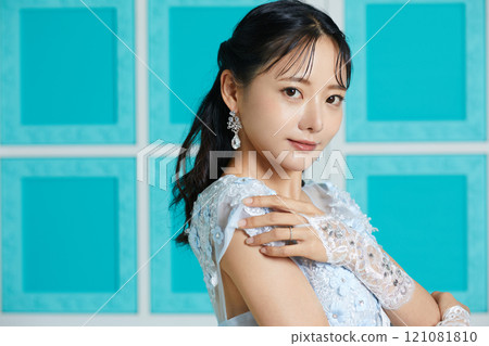 穿著裙子的年輕女子在古董背景下拍攝的肖像 121081810