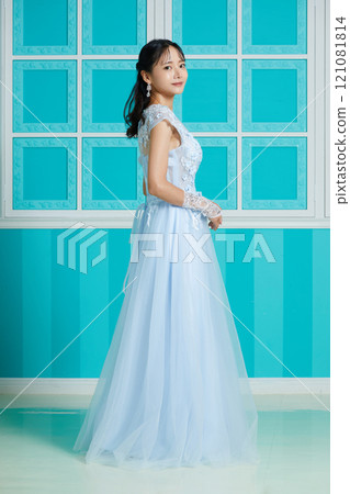 穿著裙子的年輕女子在古董背景下拍攝的肖像 121081814