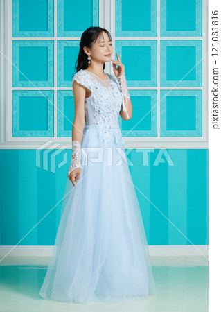 穿著裙子的年輕女子在古董背景下拍攝的肖像 121081816