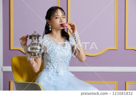 穿著裙子的年輕女子在古董背景下拍攝的肖像 穿著裙子的年輕女子在古董背景下拍攝的肖像 121081832