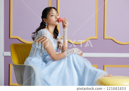 穿著裙子的年輕女子在古董背景下拍攝的肖像 121081833