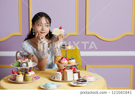 穿著裙子的年輕女子在古董背景下拍攝的肖像 穿著裙子的年輕女子在古董背景下拍攝的肖像 121081841