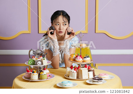 穿著裙子的年輕女子在古董背景下拍攝的肖像 121081842