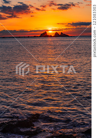 (Kanagawa Prefecture) Manazuru Peninsula Mitsuishi Coast Sunrise (Kanagawa Prefecture) Manazuru Peninsula Mitsuishi Coast Sunrise 121083303