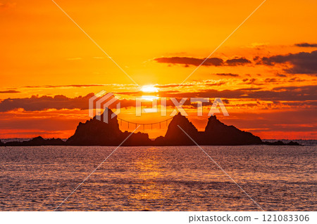 (Kanagawa Prefecture) Manazuru Peninsula Mitsuishi Coast Sunrise (Kanagawa Prefecture) Manazuru Peninsula Mitsuishi Coast Sunrise 121083306