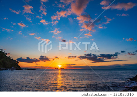 (Kanagawa Prefecture) Manazuru Peninsula Mitsuishi Coast Sunrise (Kanagawa Prefecture) Manazuru Peninsula Mitsuishi Coast Sunrise 121083310