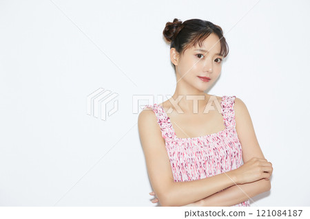 Casual girly portrait of a young woman 121084187