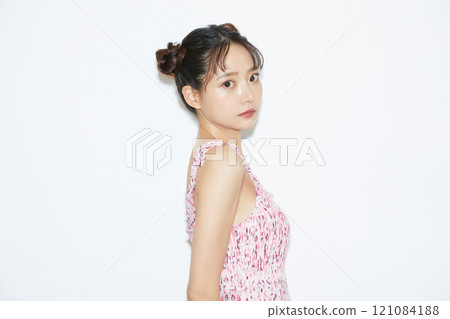 Casual girly portrait of a young woman 121084188