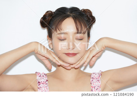 Casual girly portrait of a young woman 121084190