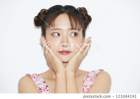 Casual girly portrait of a young woman Casual girly portrait of a young woman 121084191