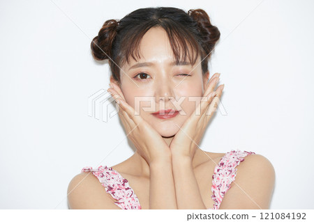 Casual girly portrait of a young woman 121084192