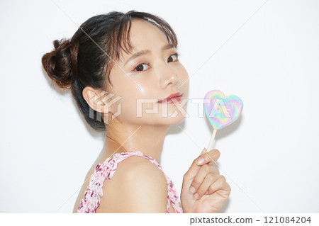 Casual girly portrait of a young woman 121084204