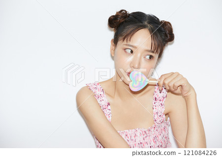 Casual girly portrait of a young woman Casual girly portrait of a young woman 121084226