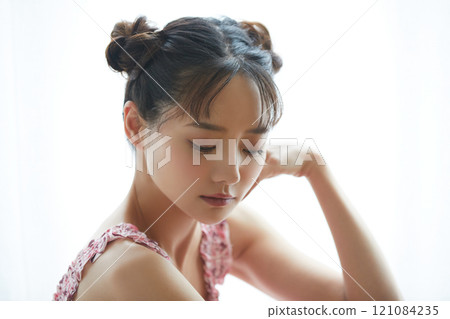 年輕女子的休閒和少女肖像 121084235