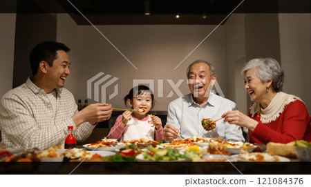 A crowd of people on New Year's Eve, cheerful Western-style decorations, warm light, and a light glow. 121084376