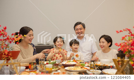 除夕夜人山人海,歡快的西式裝飾,溫暖的燈光,泛著淡淡的光芒。 除夕夜人山人海,歡快的西式裝飾,溫暖的燈光,泛著淡淡的光芒。 121084405