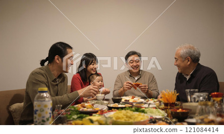 除夕夜人山人海,歡快的西式裝飾,溫暖的燈光,泛著淡淡的光芒。 除夕夜人山人海,歡快的西式裝飾,溫暖的燈光,泛著淡淡的光芒。 121084414