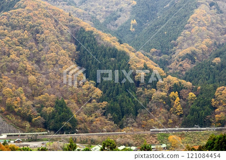 以山為背景的西武秩父線“蘆久保附近的Laview” 121084454