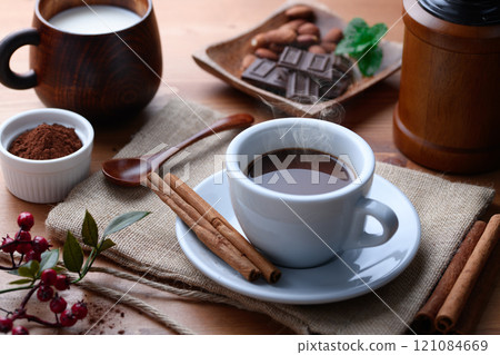 溫暖的熱可可肉桂香味 溫暖的熱可可肉桂香味 121084669