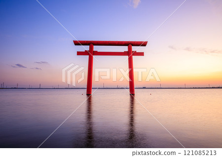 鹿島神社的第一個鳥居,秋天日落後,茨城縣鹿島市 鹿島神社的第一個鳥居,秋天日落後,茨城縣鹿島市 121085213