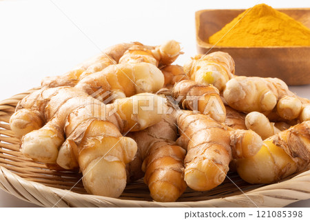 未加工的秋薑黃 未加工的秋薑黃 121085398