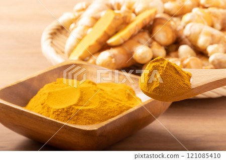 未加工的秋薑黃 121085410