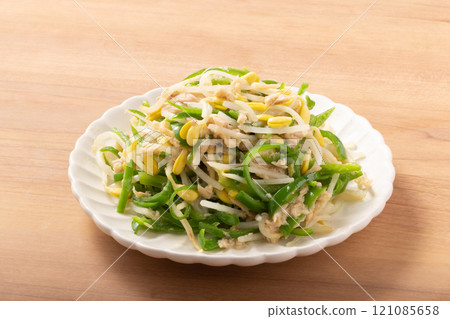 Bean sprouts, green peppers, and tuna 121085658