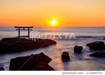 Autumnal torii gates and sunrise at Kamiiso, low tide, Oarai Town, Ibaraki Prefecture 121085753