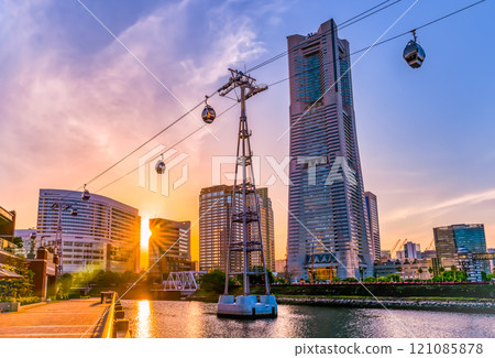 橫濱港未來城市景觀日落、索道、地標塔和科萊特馬雷 121085878