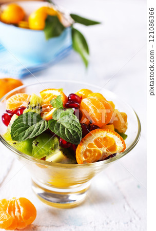 Bowl of healthy fresh fruit salad on pink background, 121086366