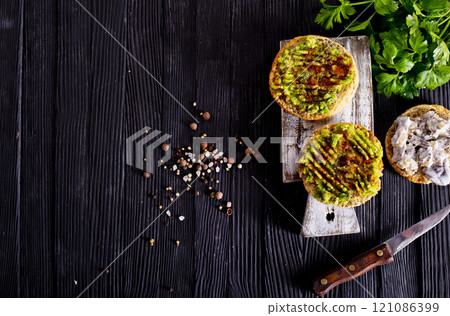Fresh sandwich with avocado and herbs and seeds 121086399