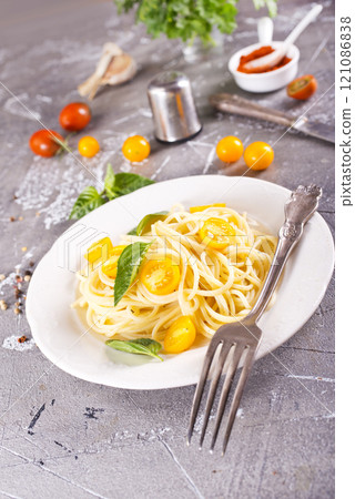 Pasta with cherry tomatoes o white plate Pasta with cherry tomatoes o white plate 121086838
