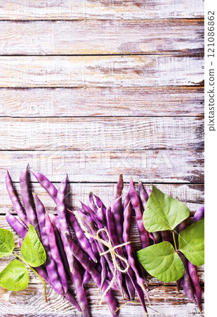 raw bean on light wooden table 121086862