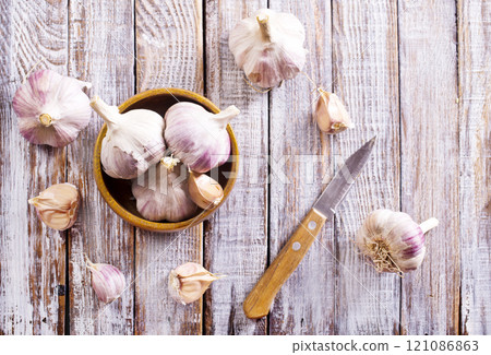 Garlic on light background in the kitchen 121086863