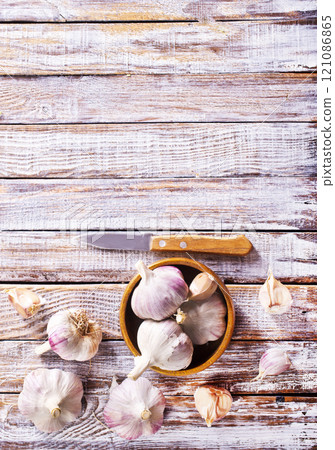 Garlic on light background in the kitchen 121086865