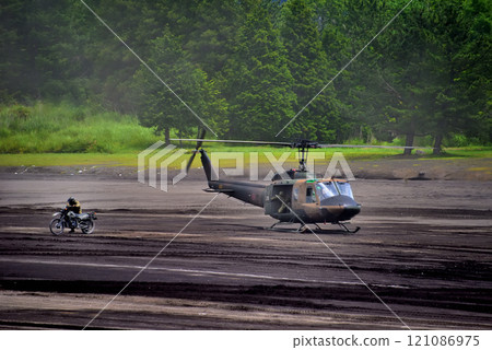 日本陸上自衛隊中部，富士學校紀念活動，偵察摩托車離開直升機，靜岡縣小山町 121086975