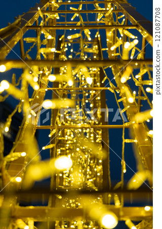 Christmas garland on the street in close-up. Yellow glow 121087708