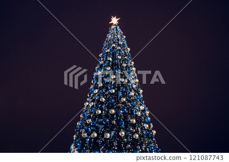 A blue, outdoor, Christmas tree in the city. Christmas background 121087743