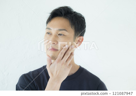 穿著T恤的男人 穿著T恤的男人 121087947