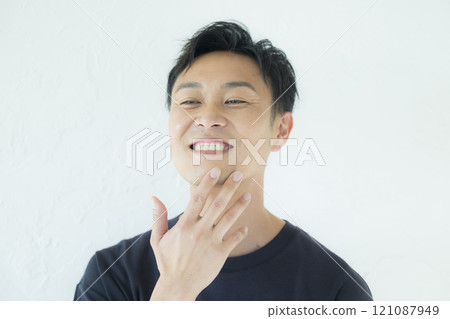 穿著T恤的男人 121087949
