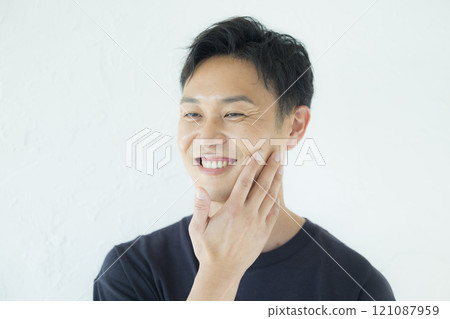 穿著T恤的男人 121087959