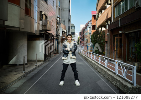 年輕人雙手交叉在路中間 121088277