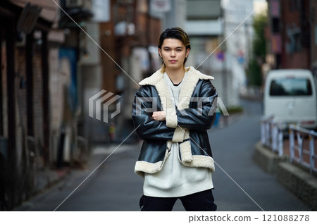 年輕人雙手交叉在路中間 年輕人雙手交叉在路中間 121088278