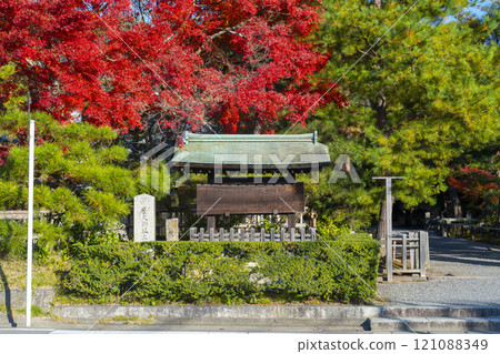秋天的京都，大覺寺被秋葉覆蓋 121088349