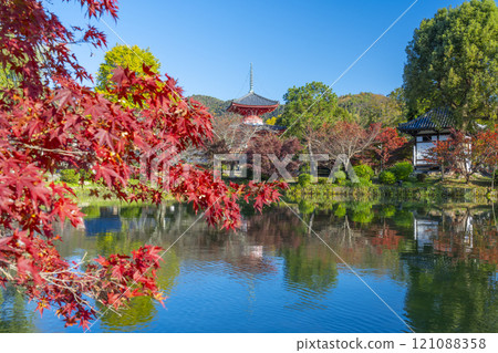 京都的秋天,大覺寺,神橋寶塔倒映在北條池中 京都的秋天,大覺寺,神橋寶塔倒映在北條池中 121088358