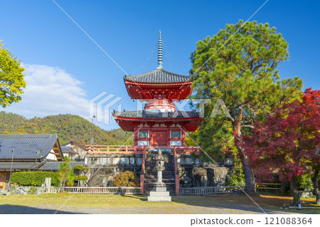 Autumn in Kyoto: Daikakuji Temple - Heart Sutra Pagoda surrounded by autumn leaves 121088364