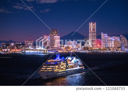 Yokohama cityscape in Japan, with views of Mitsui Ocean Fuji, Mt. Fuji, Minato Mirai, Sakuragicho Station, etc. (8th) 121088733